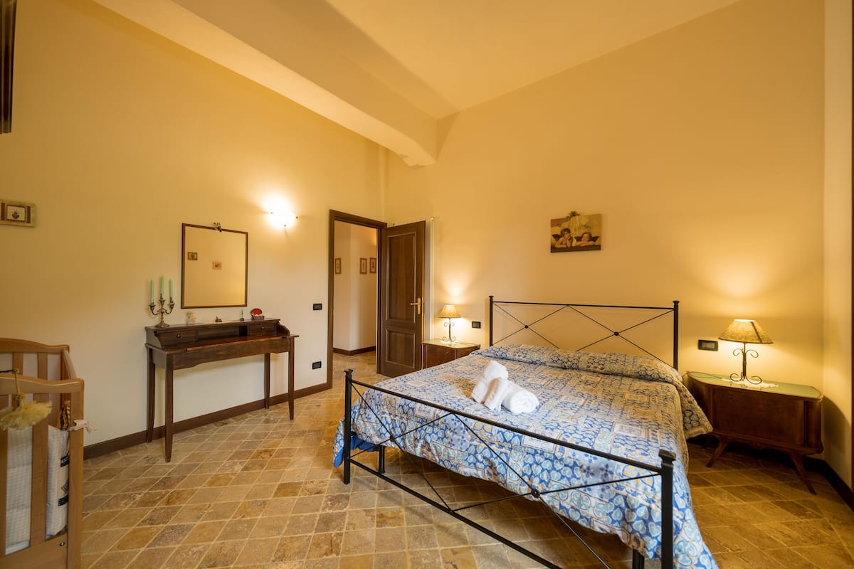 Apartamento, 2 quartos (Piano Terra) | Cortinas blackout, quartos à prova de som, berços (sobretaxa)