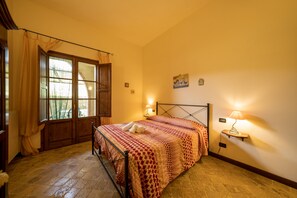 Individually decorated, individually furnished, blackout curtains - Agriturismo Due Ponti (Chianni)