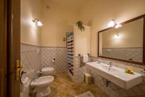 Appartement, 2 slaapkamers (Piano Terra) | Badkamer | Een douche, een hydromassagedouche, een haardroger, een bidet