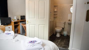 Family Room | Bathroom | Shower, free toiletries, hair dryer, towels