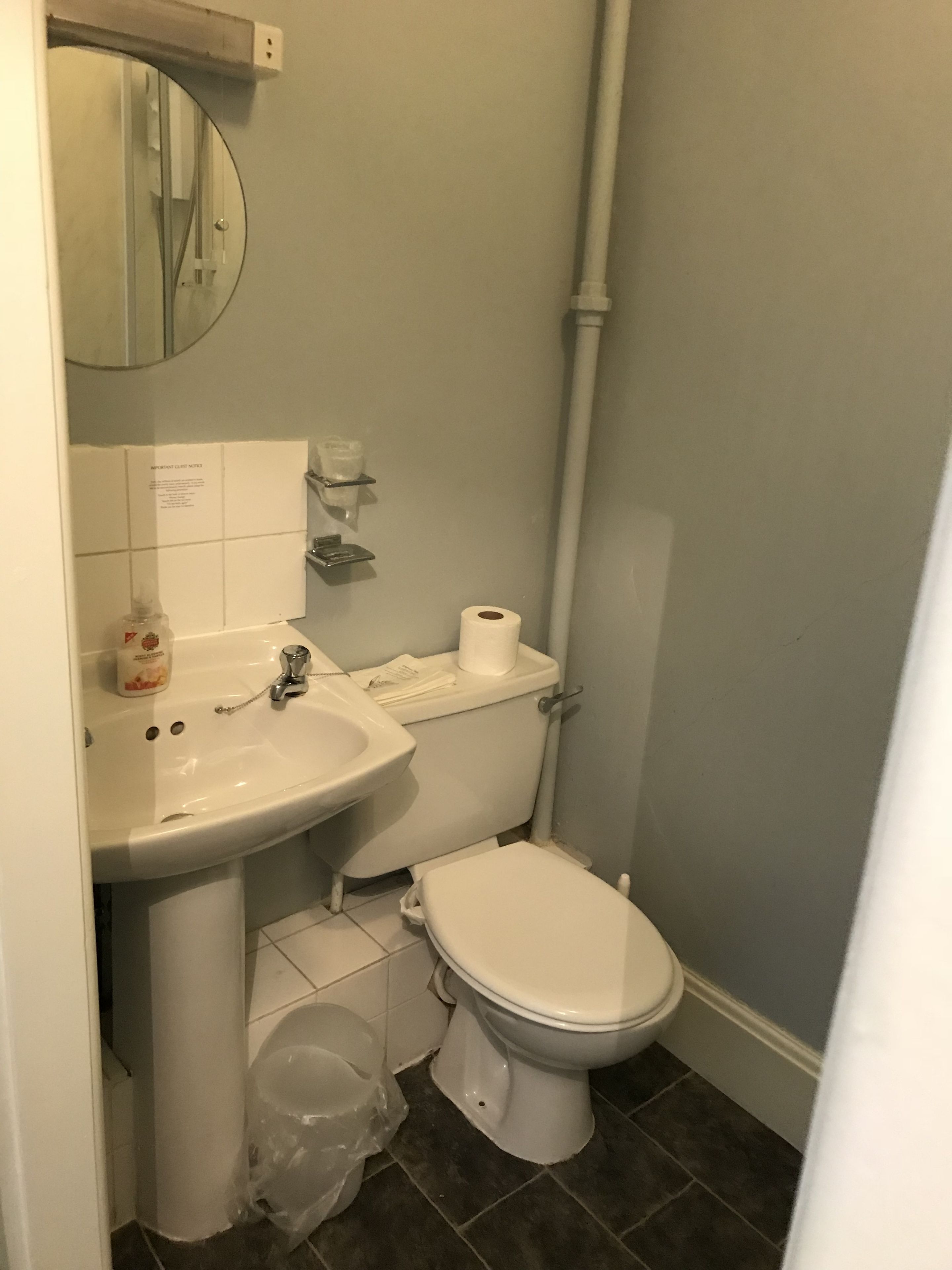 Ein Badezimmer mit Waschbecken, Toilette und Spiegel.