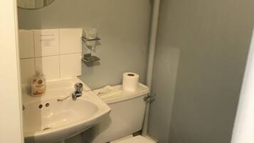 Ein Badezimmer mit Waschbecken, Toilette und Spiegel.