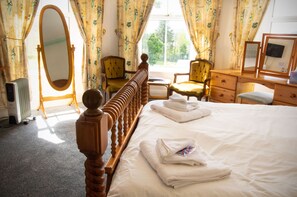 Quarto casal de uso individual | Wi-Fi de cortesia, roupa de cama