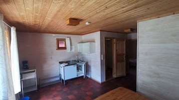 Cottage, 3 Bedrooms | Private kitchenette | Fridge, stovetop, coffee/tea maker, cookware/dishes/utensils