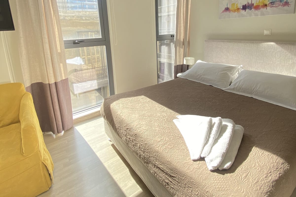 Suite estudio senior, 1 habitación, para no fumadores | Sábanas de algodón egipcio, ropa de cama de alta calidad y edredón