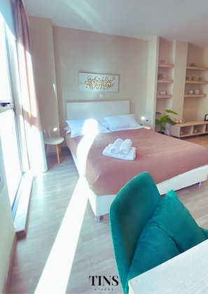 Luxury King Suite, City View | Egyptian cotton sheets, premium bedding, down comforters - Tins Hotel City (Athens)