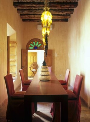 Frokost, lunsj og middag serveres, lokale og internasjonale retter