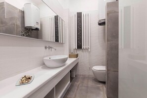 Luxury-Apartment, Parkblick | Badezimmer | Dusche, Hausschuhe, Handtücher