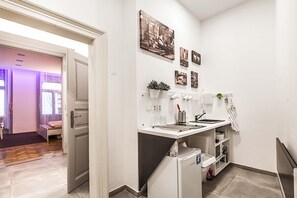 Departamento de lujo, vista al parque | Cocina privada | Refrigerador, microondas, parrilla de estufa y tetera eléctrica 