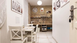 Luxury Apartment | Private kitchenette | Fridge, microwave, stovetop, electric kettle - Luxury Retro Star Apartment (Budapest)