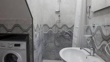 Family Cottage, Multiple Beds, Non Smoking | Bathroom | Shower, slippers, towels