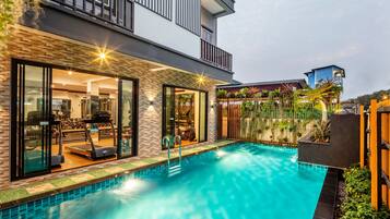 Fachada de la propiedad por la tarde o noche