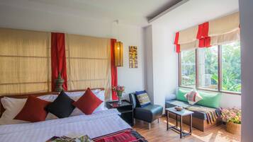 1 habitación, decoración personalizada, muebles diferentes y escritorio