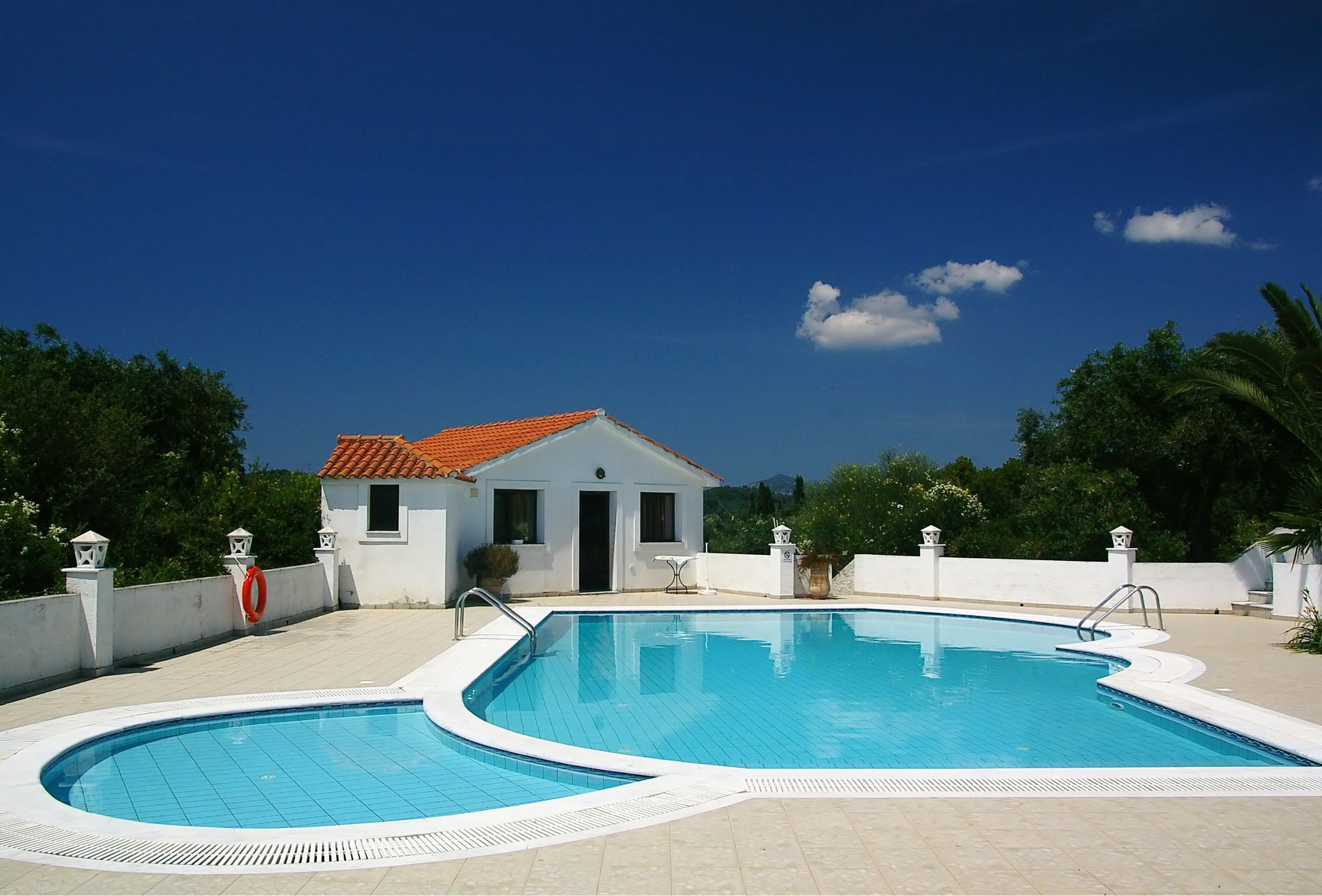 Außenpool, geöffnet von 09:00 Uhr bis 21:00 Uhr, Sonnenschirme