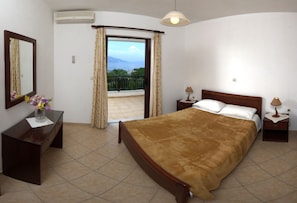 Appartement, uitzicht op zee | 1 slaapkamer, geluiddichte muren, een strijkplank/strijkijzer