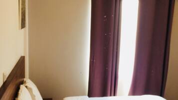 Escritorio, tabla de planchar con plancha, wifi gratis y ropa de cama