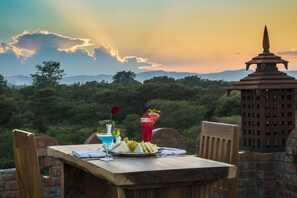 Outdoor dining - Bagan Vertex Hotel (Nyaung-U)