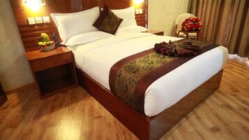 Junior Deluxe Room | Minibar, in-room safe, desk, blackout curtains