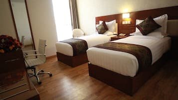 Standard Twin Room | Minibar, in-room safe, desk, blackout drapes