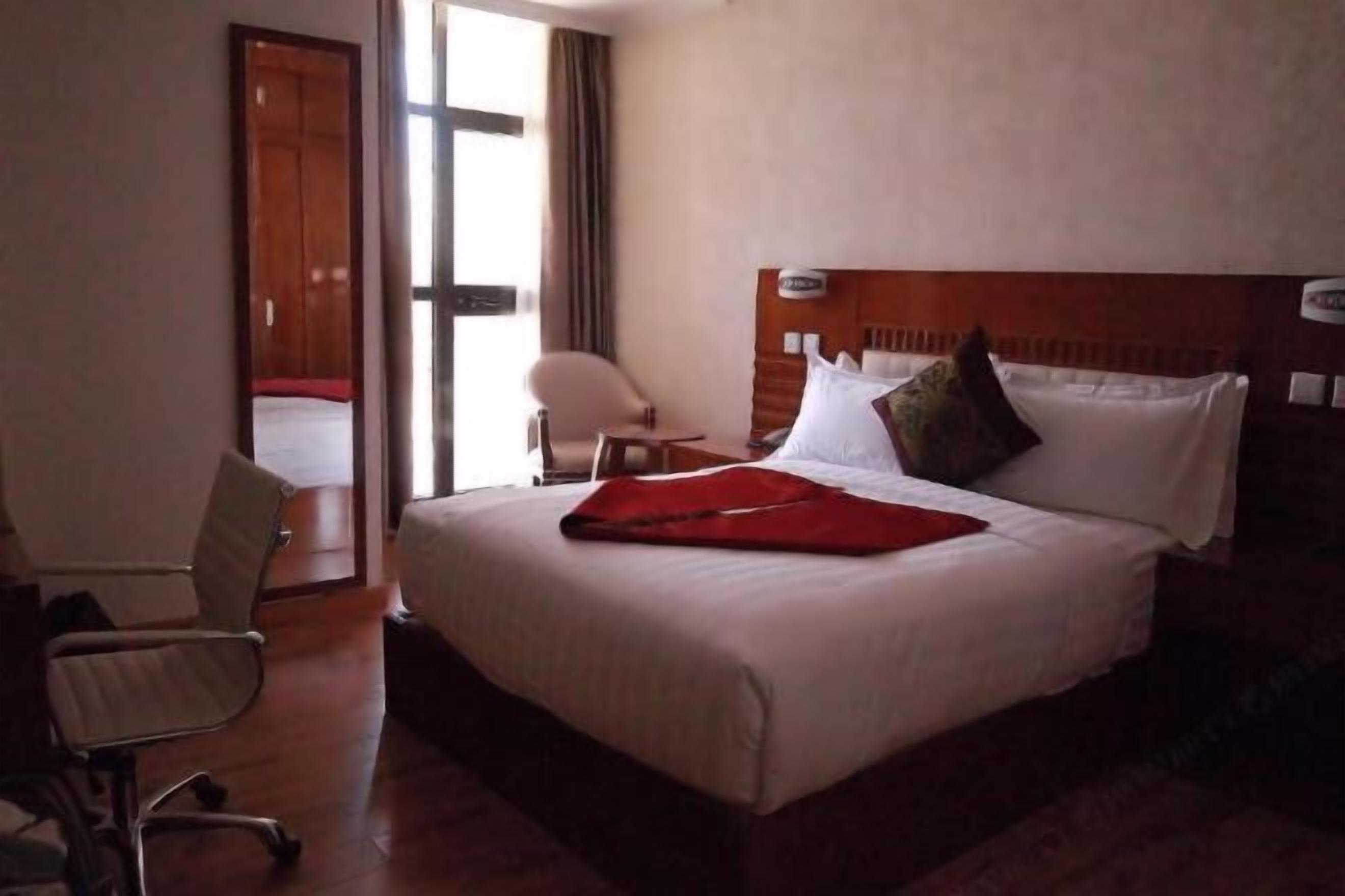 Minibar, caja de seguridad en la habitación y escritorio 