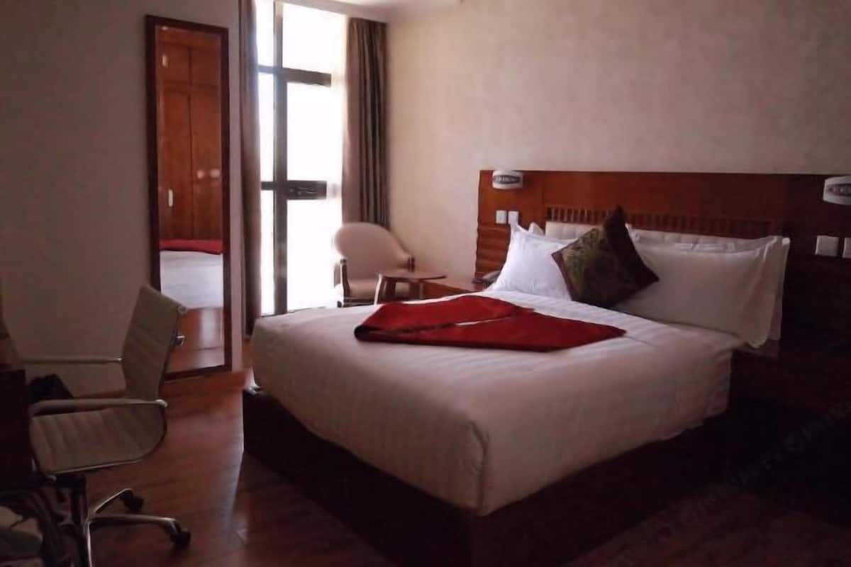 ميني بار وخزنة داخل الغرفة ومكتب وستائر تعتيم