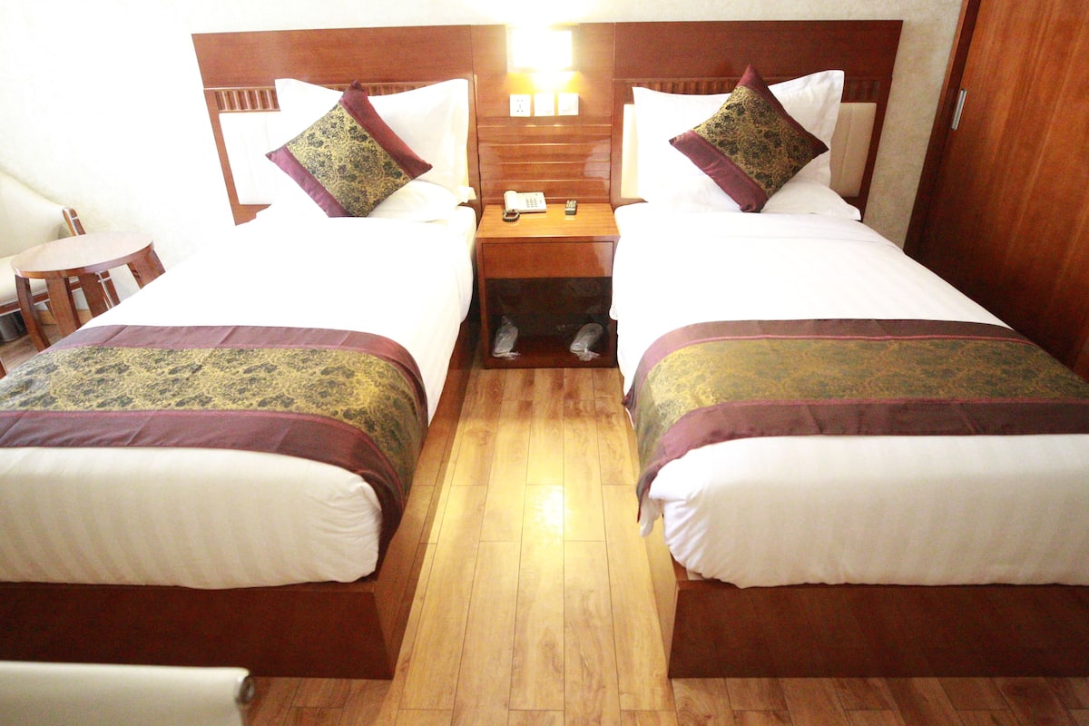 Standard Twin Room | Minibar, in-room safe, desk, blackout drapes