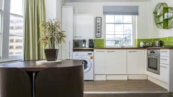 Apartemen | Dapur pribadi | Lemari es, microwave, oven, dan kompor