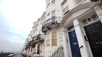 Vista frontal de la propiedad