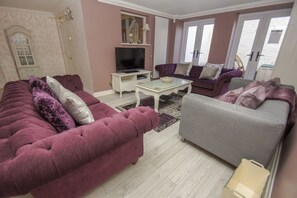 Interior - Little Paris Parking by Brighton Holiday Lets (Brighton)