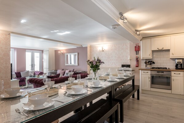 In-room dining - Little Paris Parking by Brighton Holiday Lets (Brighton)