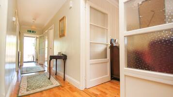 Bungalow | 3 kamar tidur, setrika/meja setrika, dan seprai linen