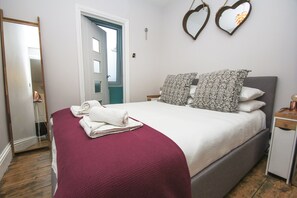 1 habitación, tabla de planchar con plancha y ropa de cama