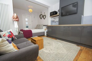 1 habitación, tabla de planchar con plancha y ropa de cama