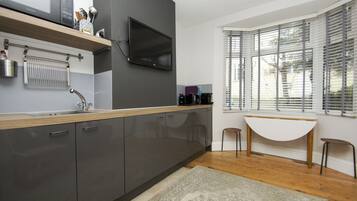 Apartemen | Dapur pribadi | Lemari es, microwave, kompor, dan ketel listrik