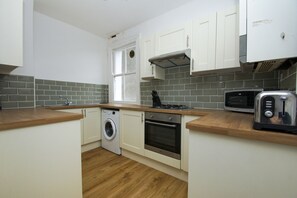 Apartment | Private kitchen | Fridge, microwave, oven, stovetop - Norton Apartment by Brighton Holiday Lets (Hove)