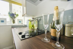 Studio | Privékeuken | Een koelkast, een microgolfoven, een oven, een kookplaat