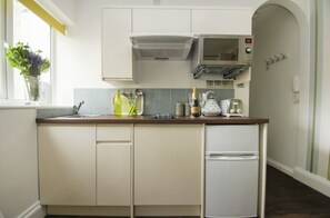 Studio | Private kitchen | Fridge, microwave, oven, stovetop