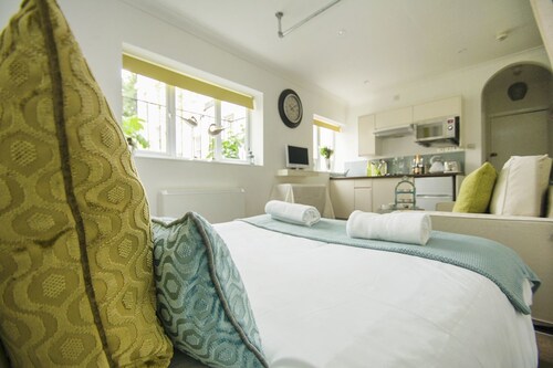 Between Piers Central by Brighton Holiday Lets