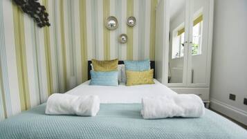 Studio | 1 bedroom, laptop workspace, iron/ironing board, bed sheets