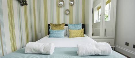 Studio | 1 bedroom, laptop workspace, iron/ironing board, bed sheets