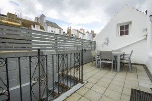 Apartment | Balcony - Marine Cottage Parking by Brighton Holiday Lets (Brighton)