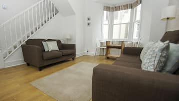 Apartment | Living room | Flat-screen TV