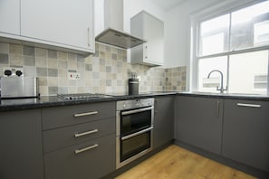 Apartment | Private kitchen | Microwave, oven, stovetop, dishwasher - Marine Cottage Parking by Brighton Holiday Lets (Brighton)