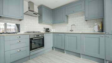 Cottage | Dapur pribadi | Lemari es, microwave, oven, dan kompor