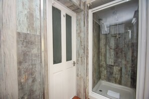 Dusche im Bad
