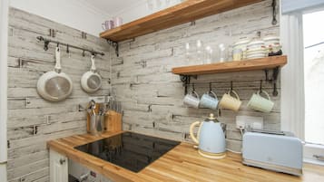 Lemari es, oven, kompor, dan ketel listrik