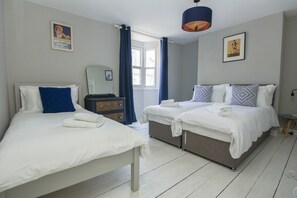 4 bedrooms, iron/ironing board, bed sheets - Mucky Duck House Central by Brighton Holiday Lets (Brighton)