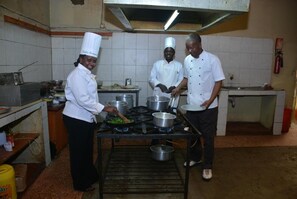 Ze serveren er ontbijt, lunch en diner 