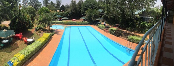 Alberca al aire libre y sombrillas en la alberca 