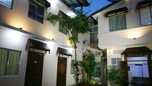 Property entrance - Hotel June Business Bed Breakfast (Yangon)